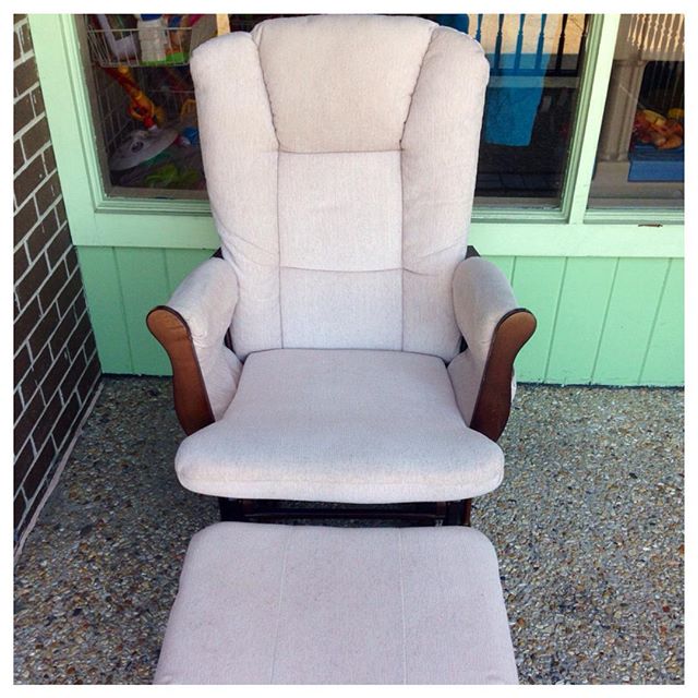 This neutral glider rocker & ottoman would look great in any nursery!#refinerykids #225 #batonrouge #glider