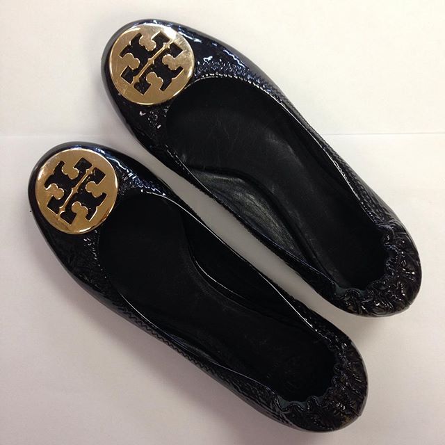 We love these beautiful Tory Burch kids ballet flats! $10 off a purchase of $50 or more through Saturday 10/3!#toryburch #refinerykids #batonrouge #225 #comegetcute